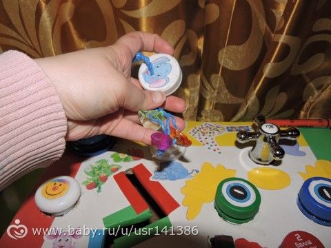Развивающие игрушки своими руками (крышки, бизиборд)