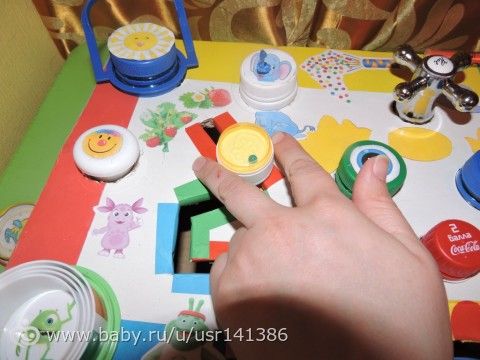 Развивающие игрушки своими руками (крышки, бизиборд)