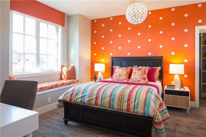 стены оранжевого цвета в интерьере спальни