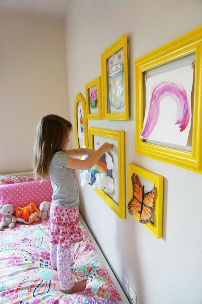 Декорирование девочкой стены над своей кроватью