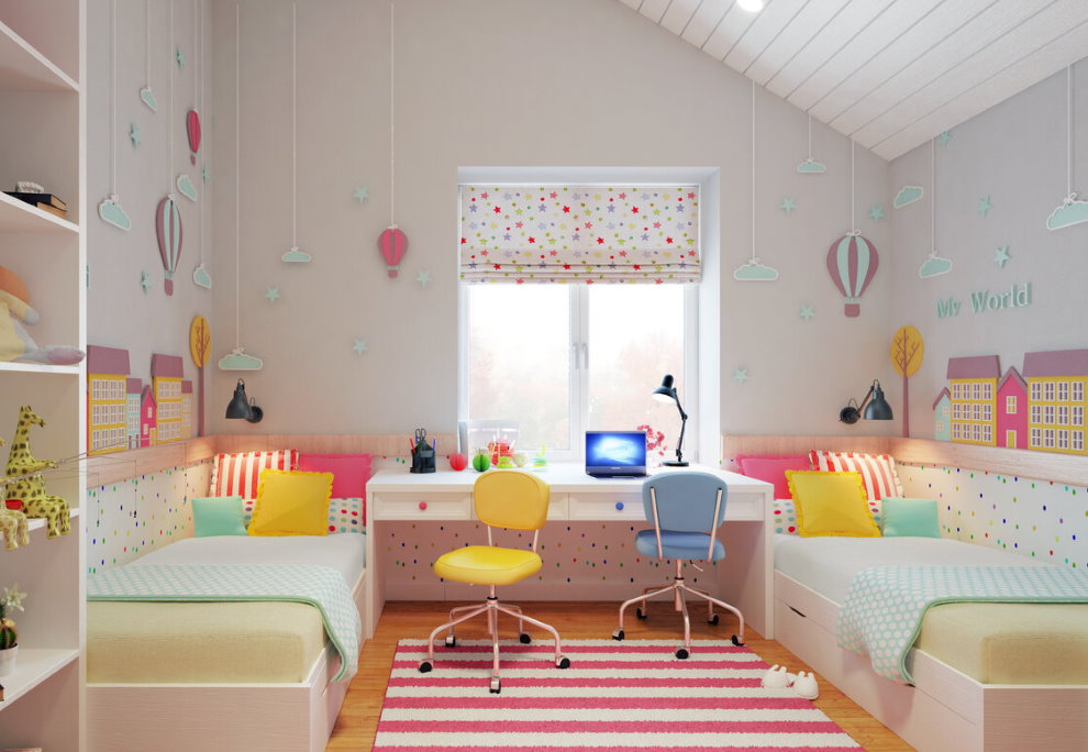 Стулья разного цвета в детской комнате