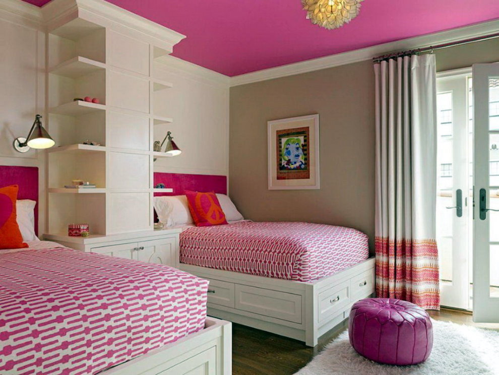 Детская комната с потолком розового цвета