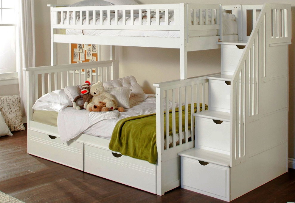 Белая кровать в два яруса для однополых детей