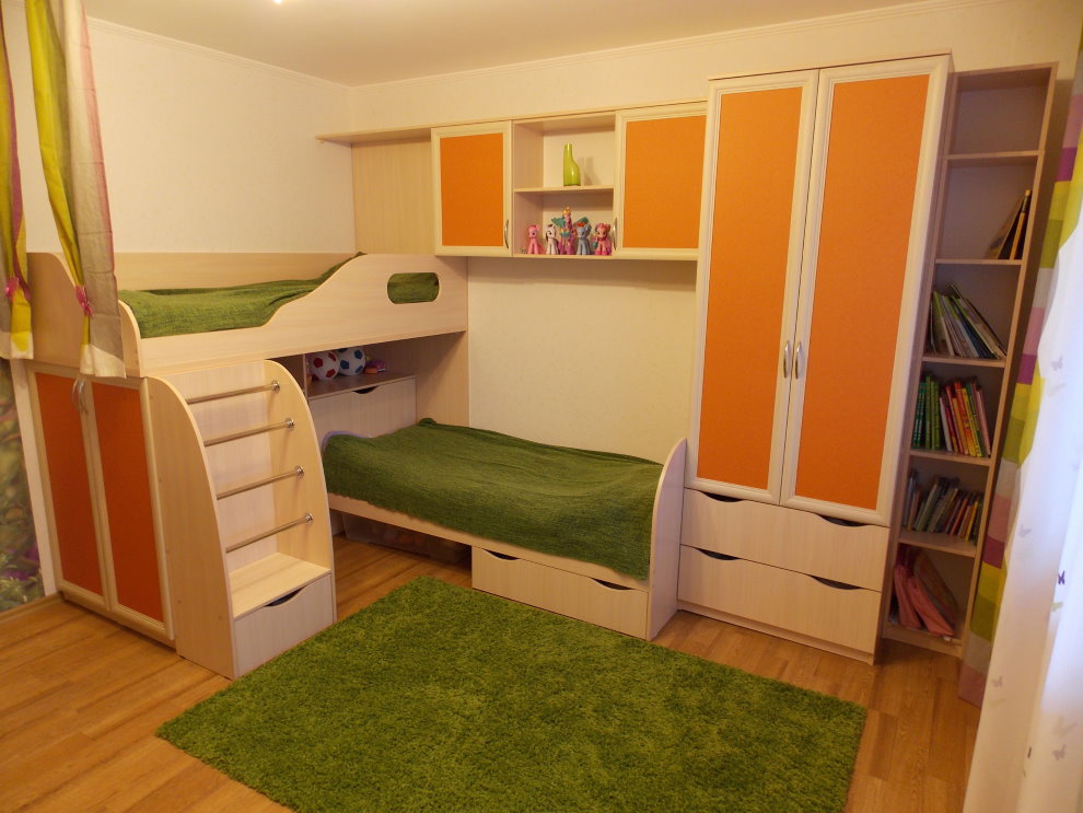 Шкаф с оранжевыми дверцами в спальне для двоих детей
