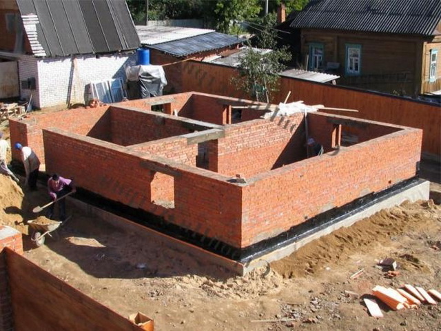 Ширина фундамента под цокольный этаж выбирается исходя из материала стен цоколя и дома.