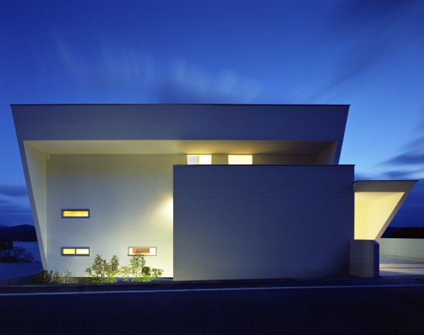 Японский минималистский дом на склоне с интересной подсветкой стен
