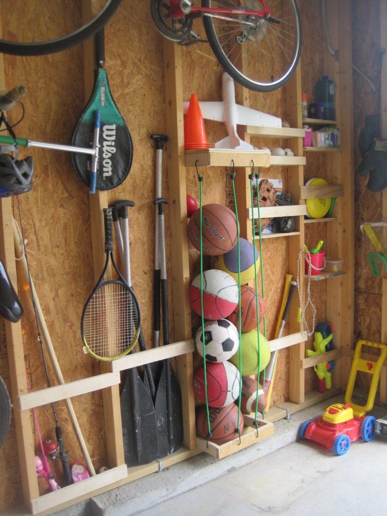 Интерьер удобного гаража: самодельный держатель для мячей