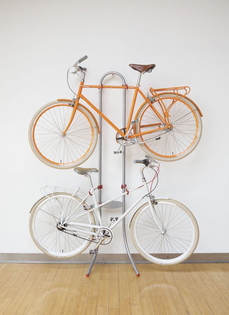 Интерьер удобного гаража: хранение двух велосипедов