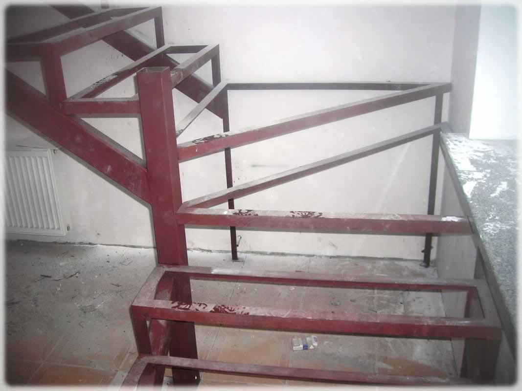 Перед началом монтажа лестницы необходимо укрепить металлокаркас
