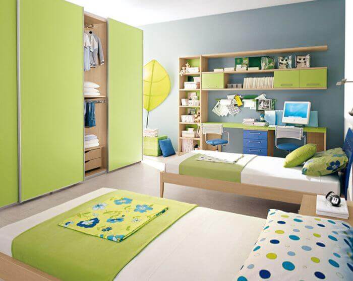 Детская комната в зеленом цвете и встроенным шкафом с раздвижными дверьми