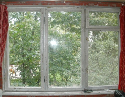 Старая деревянная рама от окна