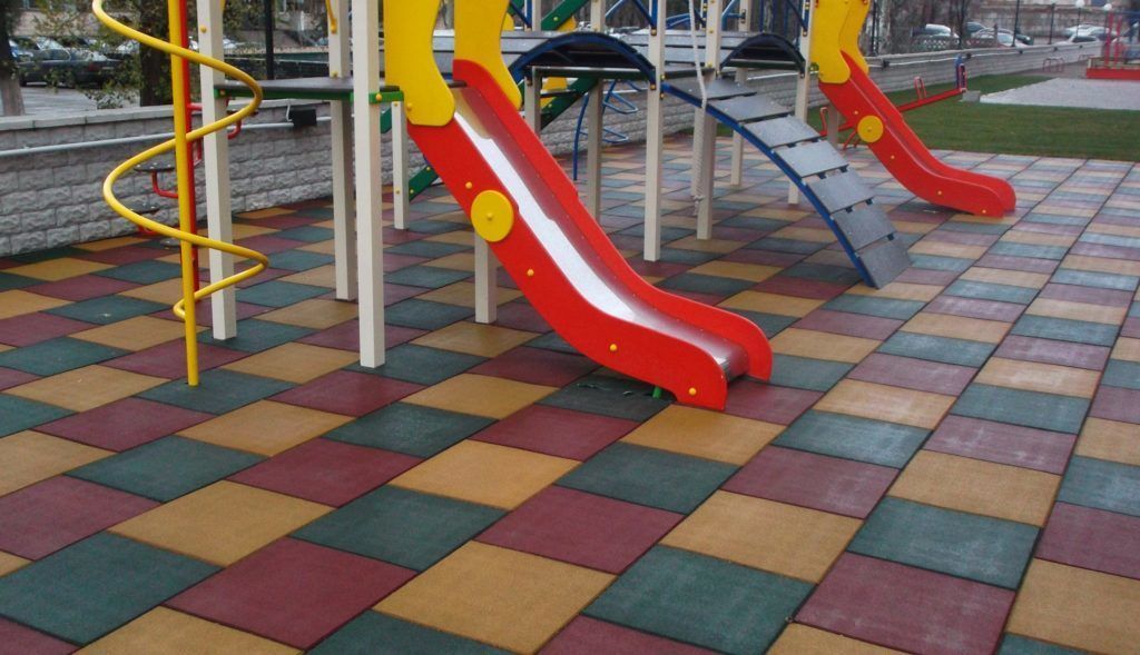 Все чаще детские площадки оборудуют резиновыми покрытиями из-за их вибробезопасности