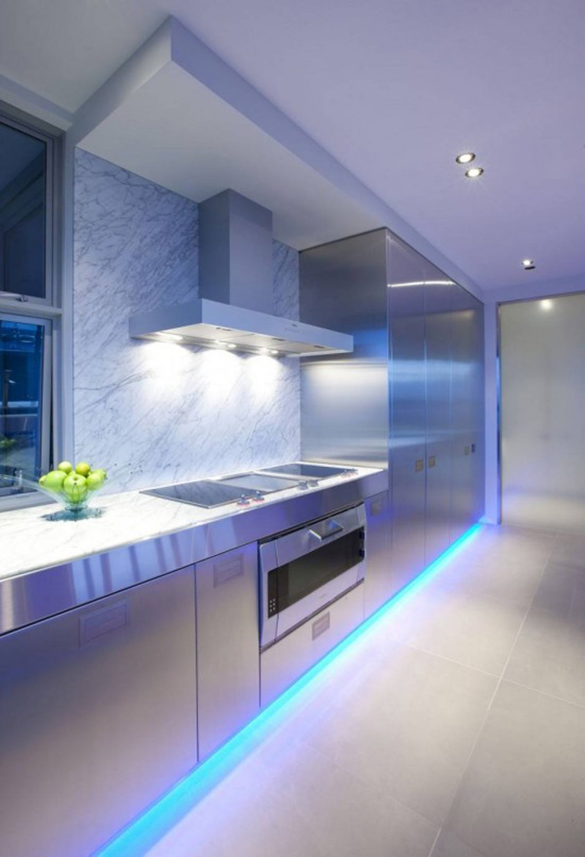 Голубая подсветка пола на кухне