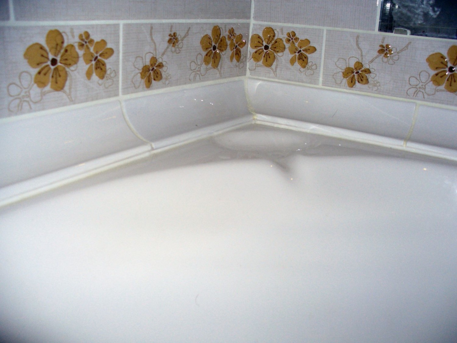 Керамический уголок в ванной