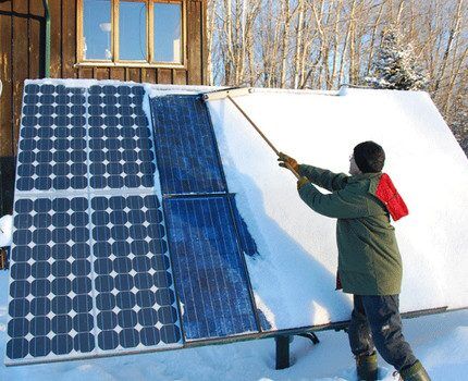 Очищение солнечного генератора от снега