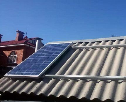Солнечная батарея на шиферной крыше