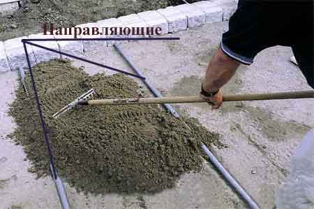 Выравнивание песка по самодельным направляющим из труб