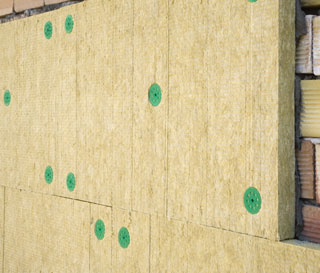 Как крепить базальтовый утеплитель к стене при штукатурном фасаде