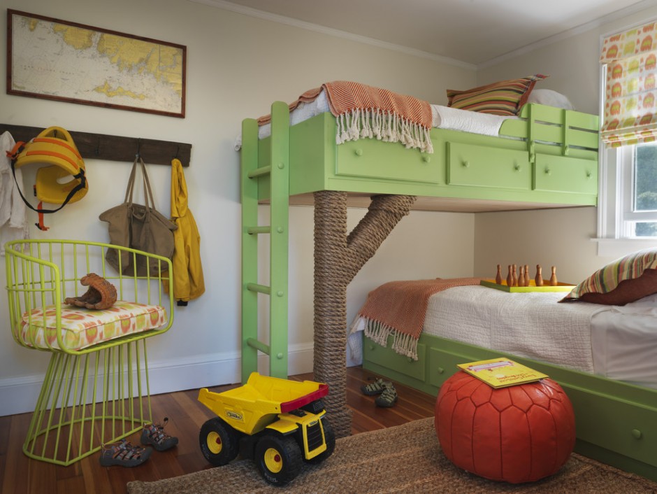 Нестандартная двухъярусная кровать в детской комнате