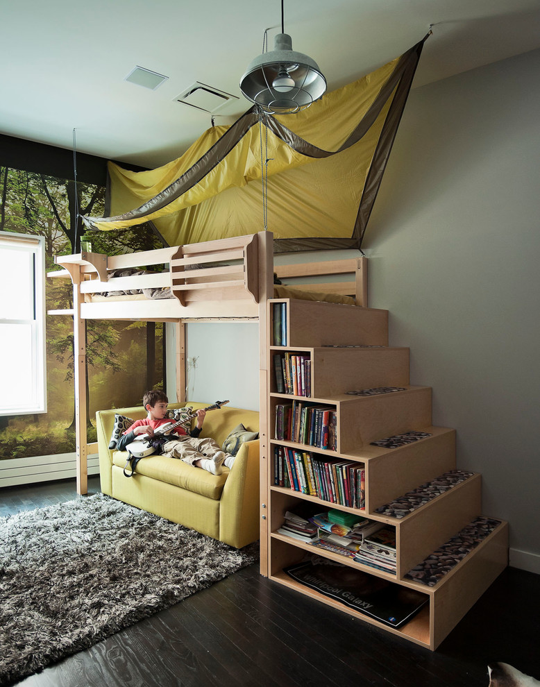книжные стеллажи как лестница в кровать